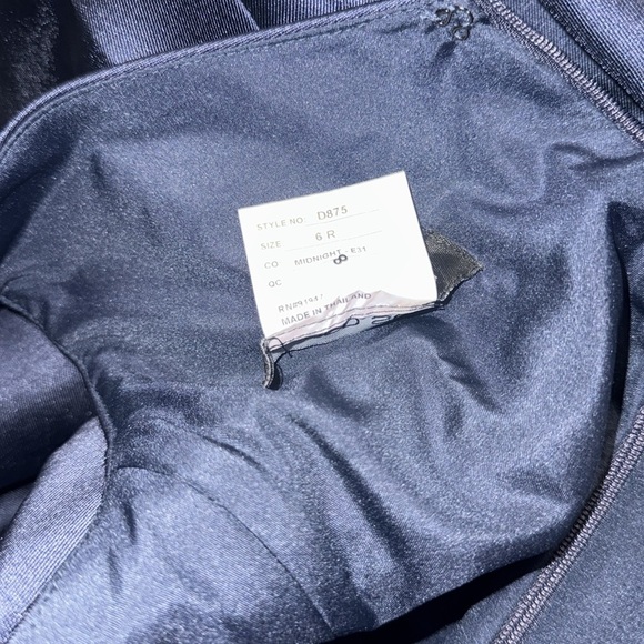 NEW Alfred Sung Bow Detail Sleeveless Satin Twill
Trumpet navy blue Gown Sz 6 - Picture 7 of 7